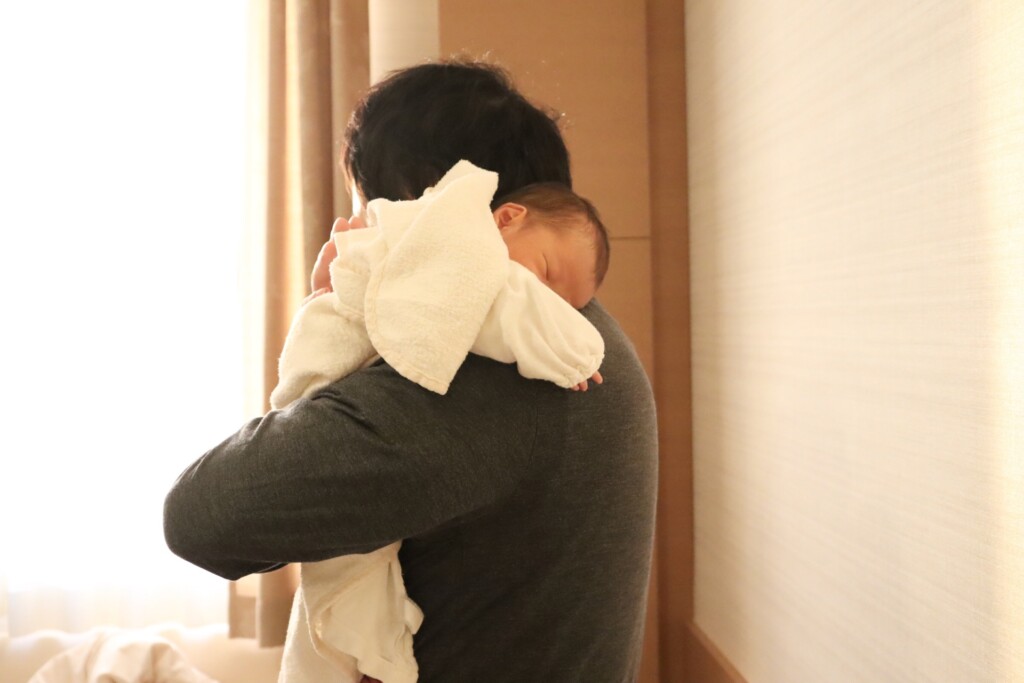 赤ちゃん夜げっぷ問題 母乳中心 授乳後げっぷ全然でない げっぷ出ても起きるし 出なくても起きるし 何分すればいいの げっぷまとめ むすめいくじ