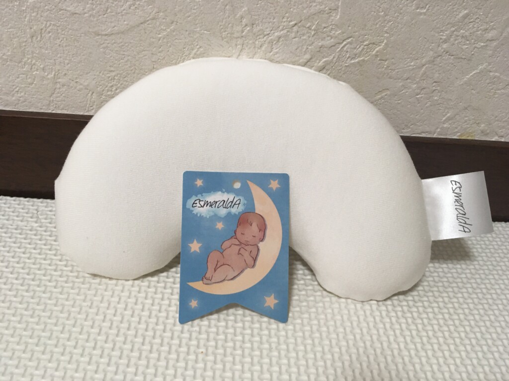 【赤ちゃんに枕いらない？】絶壁防止のためにドーナツ枕を購入。絶壁解消効果ありでした。 むすめいくじ